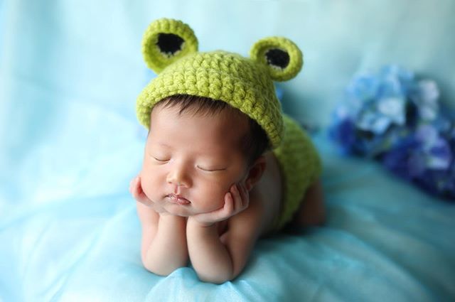ニューボーンフォト カエルの頬杖ポーズ 単純にめっちゃかわいい 気になった方は ぜひご連絡ください O おうち写真館 Punana Line Bgw0655e 気になる料金プランは トップに貼ってある ホームページをご参考くださいませ