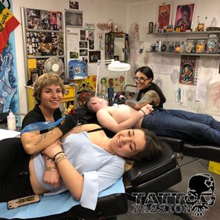 @ashley_racana_tattoo et @tony.b.tattoo démarrent la journée de tattoos sans RDV pour les 13 ans du shop !!! ???????? Tattoo Passion Shop???? Décorate...
