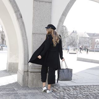 Love my black trench ???? #dagensoutfit #ootd #lookoftheday #momstyle #momlife #boho #longhair #nordmaling #umeå #instagood #bymalenebirger #streetsty...