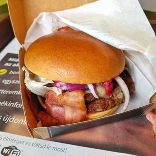 Magic Marcus, an amazing burger by McDonald's with blue cheese and cranberry sauce ????