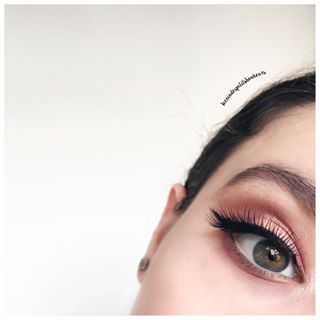 PinkComment pink emojis ( ????????????????????????????????).Pour ce makeup simple pour fête j’ai utilisé :Palette : @makeuprevolution .Mascara : @mayb...