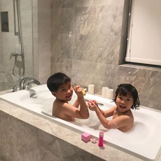 最滿足的笑容???? #板橋凱撒大飯店 #carsarparkhotel #bathing #yolo #happy #happytime #injoy #instagood #instalike #taiwanhotel #taipeihotel #children #s...