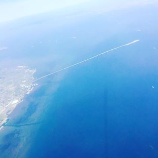 木更津から東京湾に伸びるアクアライン。地球はやっぱり青かった。#空の上 #アクアライン#地球 #地球は青かった #海ほたる #今ソラ #名言#いまそら #earth#insta...
