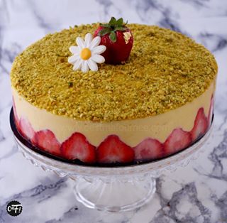 Le fraisier 2018 est dans la place ! ???? Recette sur mon blog. Lien dans ma bio. #cestmafournee #fraisier #fraise #patisserie #strawberry #instafood...