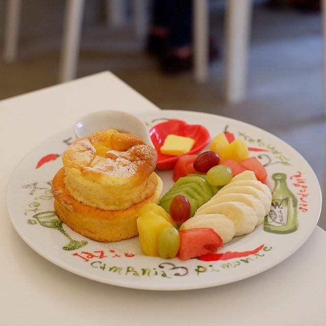 流行ってるカフェと そうでないカフェの 違いって何だろ 写真は谷根千エリアにあるcafe笑壺さんで頂いた フルーツパンケーキ 厚みのある小ぶりパンケーキ2枚にバターとメープル それから5種のフルーツ添え