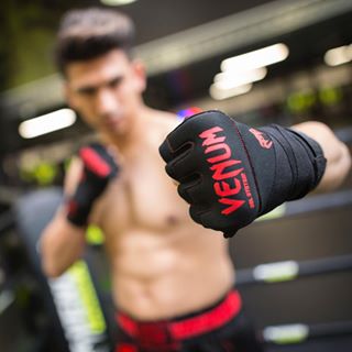 Do you guys train with or without wraps inside your gloves? #venum #venumboxing #instagood #boxinggloves #picoftheday #boxing #mma #muaythai