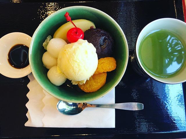 あんみつが食べたくなって 浅草 仲見世通り を通ると混むんで 仲見世の裏通りを通って 横切ると 蕎麦屋 鮨屋と通り抜け たどり着くのは甘味処 喫茶加茂川 あんみつ 加茂川 甘味処 和スイーツ Snapwidget