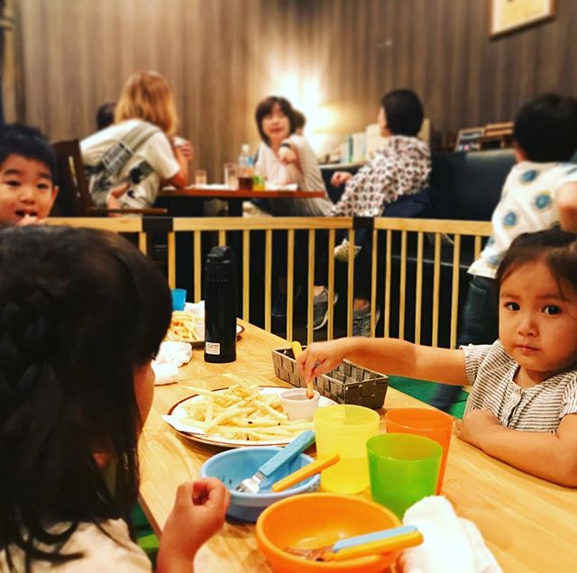 キッズスペース 先日のランチタイムのキッズスペースです 子供たちでポテトをぱくぱく 子連れランチ 3歳児 2歳児 4歳児 赤ちゃん連れ 船橋ランチ キッズスペース Room船橋 ありがとうございました Snapwidget