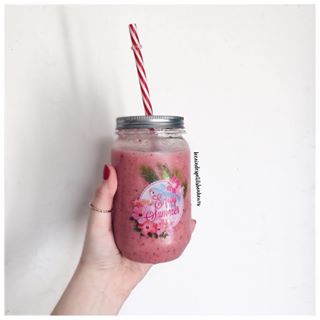 Enjoy Summer Les amoureuses des smoothies vous êtes la ? .Moi préféré : fraise ????   banane ????.Et vous ?!.......#blogueuse #blogueusemode #blogger...