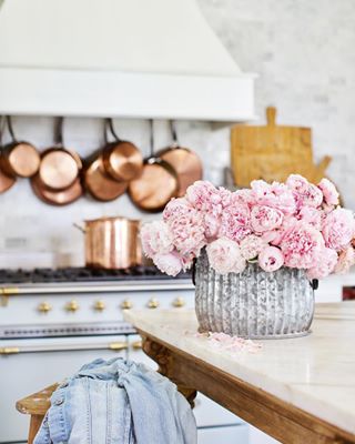 Blooms, copper  blues on repeat = a happy Sunday. And the #weekend #view is up on my blog this morning. I missed last week with a crazy schedule- but...