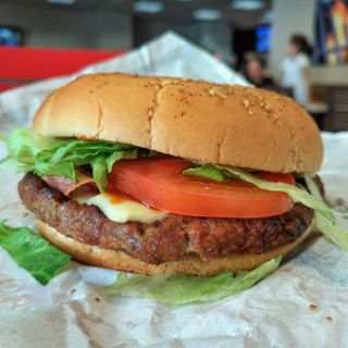 Say hello to this amazing burger with tomatoe sauce, mozzarella, bacon, fried onion and Angus beef ????