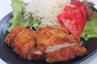鳥カツ始めました！毎朝鳥を仕入れ、オーナーが一つ一つ丁寧にころもを付けています。秘伝ソースをかけお召し上がりください。#鳥さこ #グルメ #おいしい #サク...