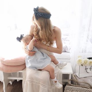 Morning snuggle ???? #dagensoutfit #ootd #lookoftheday #momstyle #momlife #boho #longhair #nordmaling #umeå #instagood #baby #babygirl #momlove #mothe...