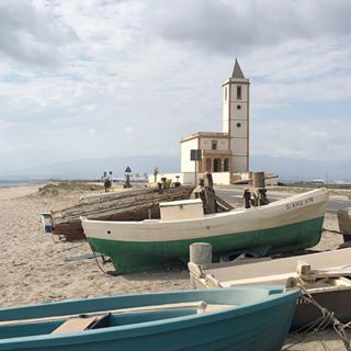 Y aún en los lugares más inhóspitos, nunca pierdas la fé ???????????? #cabodegata #salinas #iglesia #playa #barcas #landscape #naturalpark #slowlife #...