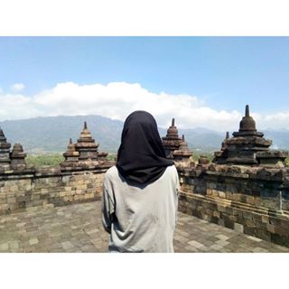 Live simply, love generously and learn constantly........Loc : Candi Prambanan..#qotd #explore #wonderfulindonesia#indonesiatourism #heritage#temple #...