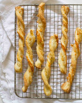 Need an easy/quick/tasty holiday party app? 5 Ingredient Cheese Straws, my friends. Made in partnership with @rothcheese and with love. For cheese. ??...