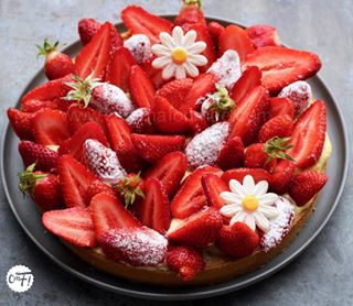 Ce moment jubilatoire de la première tarte aux fraises de l’année...????????????Il s’agit ici de la version classique que vous trouverez sur mon blog....