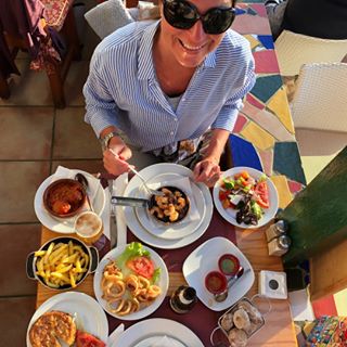Was kann ich sagen! Ich habe viele verschiedene Tapas bestellt, genieße den Ausblick und den Sonnenuntergang. Herrlich diese unterschiedlichen Köstlic...