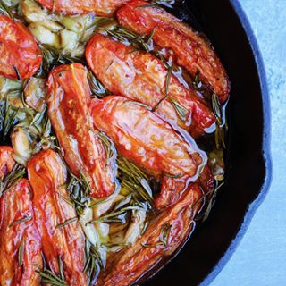 Tomates allongées confites avec amour à basse température au four. Huile d’olive, ail, romarin, fleur de sel. Basta. ???????? #cestmafournee #instagoo...