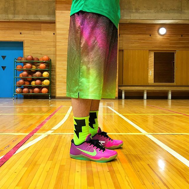 Hxb 雷柄ソックスの蛍光ライムにピンクオーロラ柄バスパンとkobe11を合わせたセットアップ グラデーションカラーが完璧にマッチし過ぎてます ウェアの色合わせもバスケを楽しむ醍醐味ですね Snapwidget