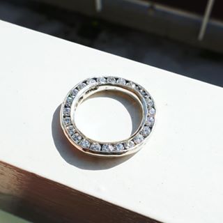 ジルコニアがキラキラ輝くシルバーリング。ほどよいボリューム感は指馴染みも◎webshopで人気のアイテムです: )品番: ar437#em #emgrp #emwebshop #accessorize #...