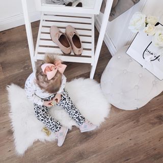New sneakers for baby C from @newbalance ???? #baby #babygirl #momlove #motherhood #kids #momlife #nordmaling #umeå #instagood #kidsfashion #newbalanc...