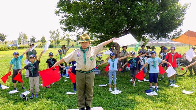 Scout Association Of Japan カブ隊の子に手旗指導 第４５回ボーイスカウト写真コンテストより ボーイスカウト キャンプ そなえよつねに アウトドア Scout Scouting Camp Outdoor 子ども 習い事 100周年 一人前 手旗 野外 Snapwidget