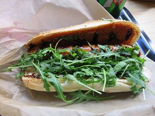 #bordeauxmaville #bordeaux #hotdog #hotdogs #streetfood #instagood #igersbordeaux #yummy #woofbordeaux #bread #sandwich @woofhotdog ????Woof 17 rue Ge...