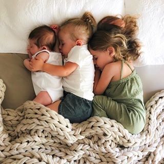 Una monada de foto de @chasingthesummerfields que nos recuerda las mejores siestas del mundo. ¡Qué ideales!______________#InspírateconCharHadas #CharH...