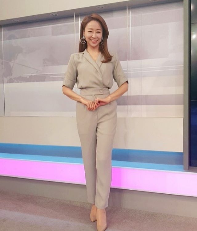 노은지 기상캐스터 노은지 기상캐스터 회색 점프슈트 KBS 스튜디오 패션