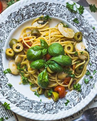 Kolorowy talerz ze sprężystym spaghetti, słodką fasolą i kremowym, oliwnym sosem. By to przygotować potrzebujesz tylko jednego garnka. Nie mogło być p...